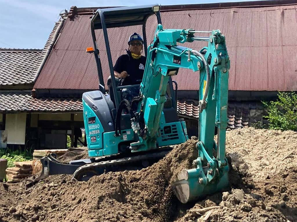 重機を操作して被災家屋の支援に取り組みます