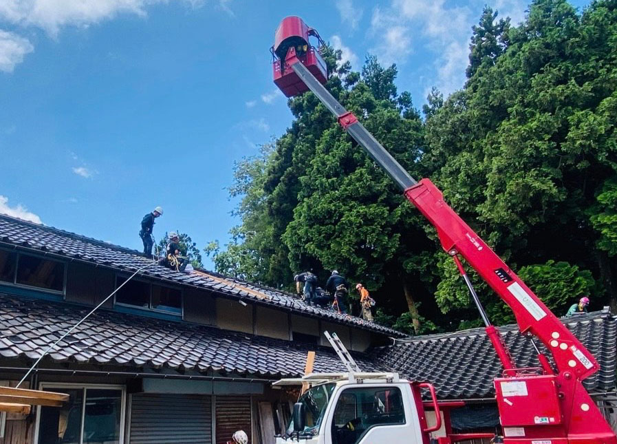 屋根被害の高所作業には高い専門的技術が求められます