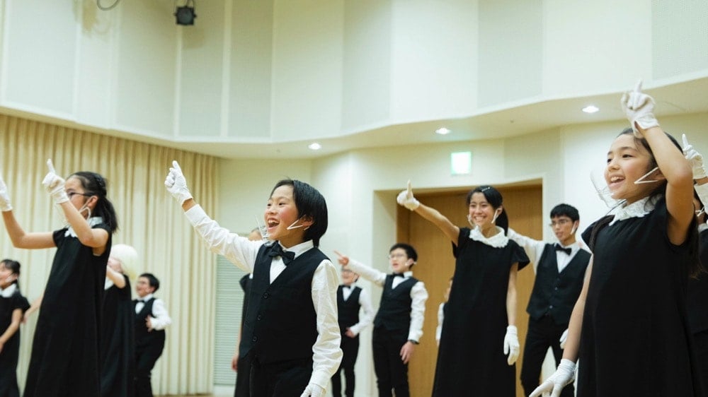 写真:手歌で音楽を表現する子どもたち