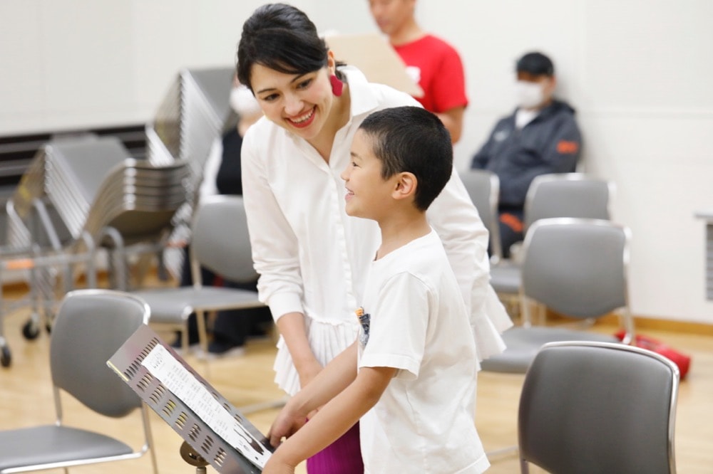 子どもと話すコロンさん