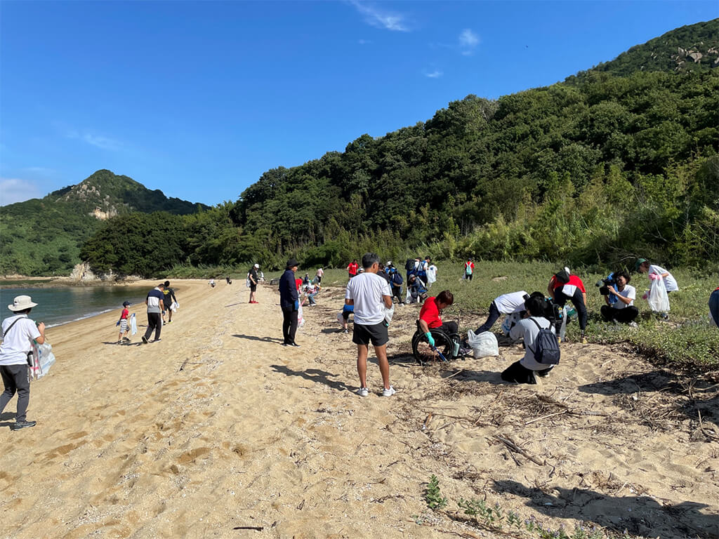 Photo of participants collecting debris that has washed ashore