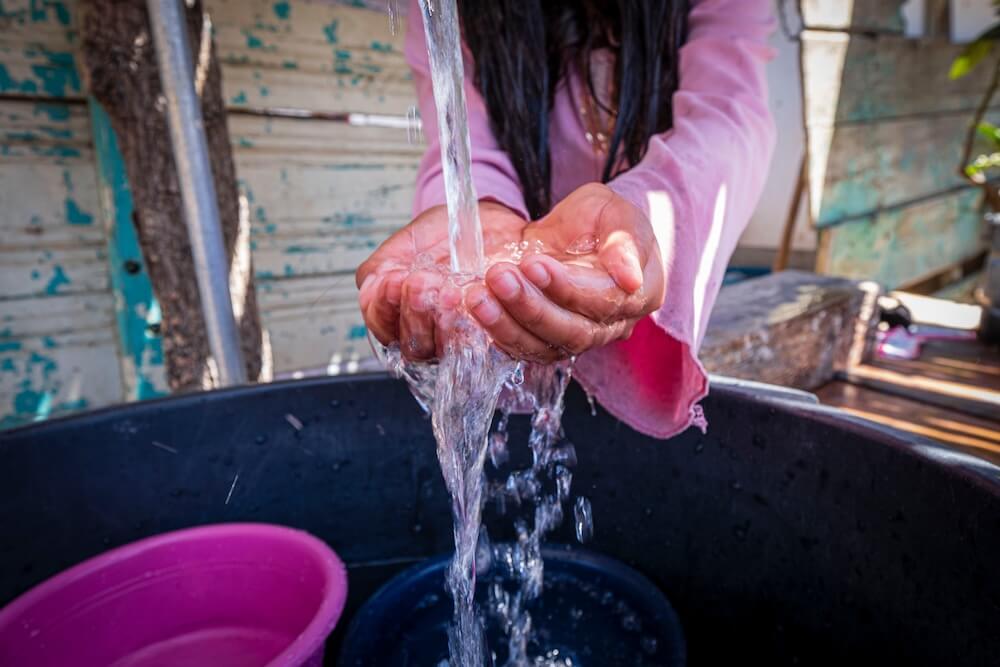 イメージ：水道を使う途上国の子ども