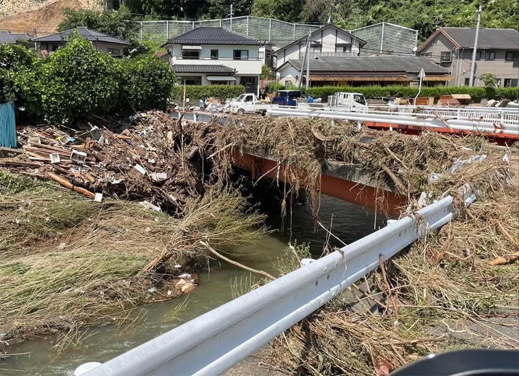 災害ごみが橋に溜まってしまった被災地の様子