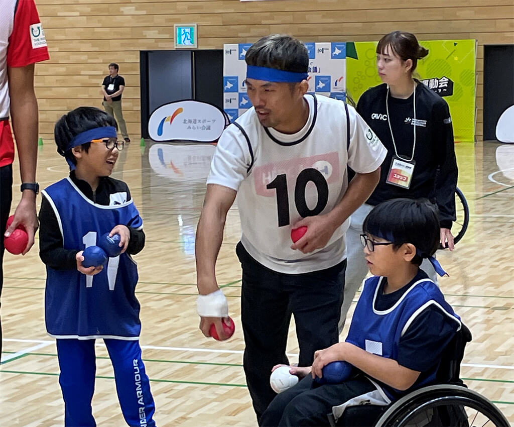 ボッチャで少年と競い合う柔道家の川端龍氏