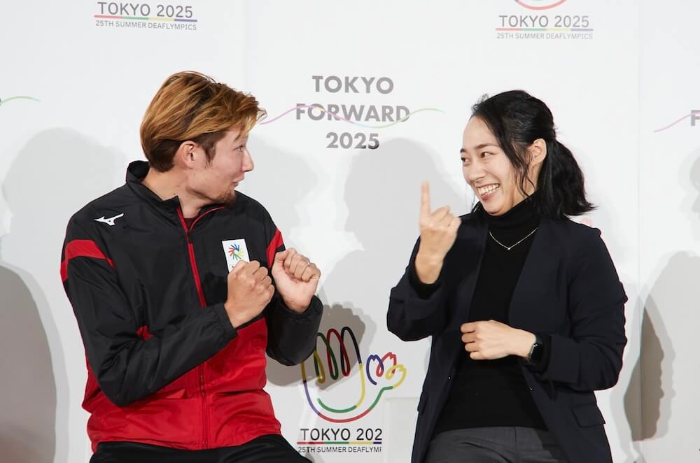 画像：手話でお話しする川俣さん（右）とデフアスリートの山田真樹選手（左）