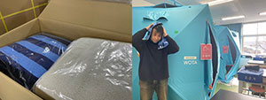 画像左：ご支援いただいたタオル。画像右：日本財団が支援した循環型シャワーを浴びた後に早速タオルを活用。