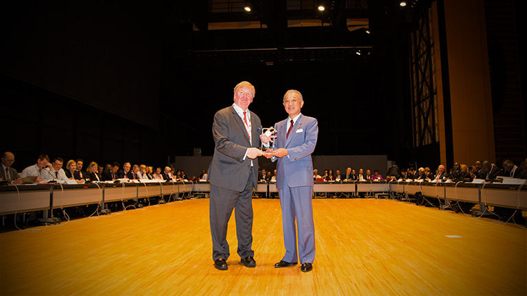 Photo of President Michael Reynolds of the IBA and Chairman Yōhei Sasakawa of Nippon Foundation