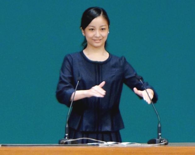Photo of Princess Kako giving a speech in sign language