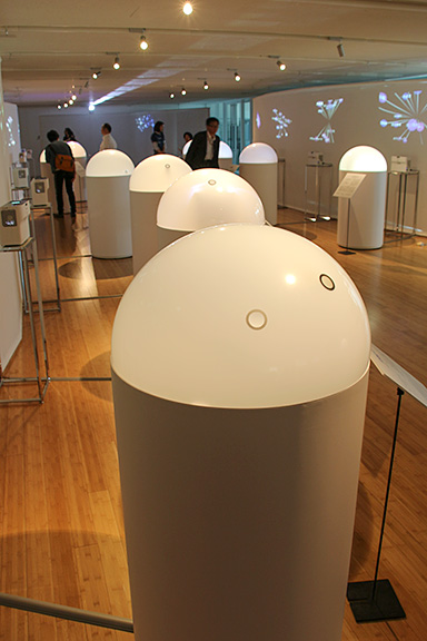 写真:「未来を変えるデザイン展」の会場風景(1)