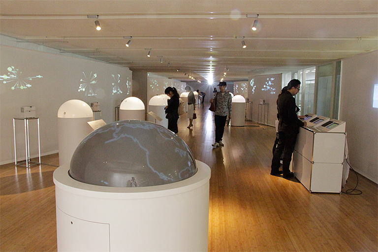 写真:「未来を変えるデザイン展」の会場風景(3)