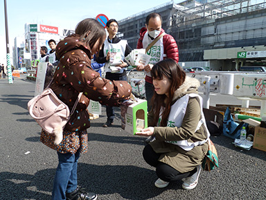 写真：街頭募金活動の様子