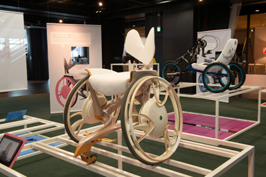 写真:電動アシスト車いす「02GEN」(1)