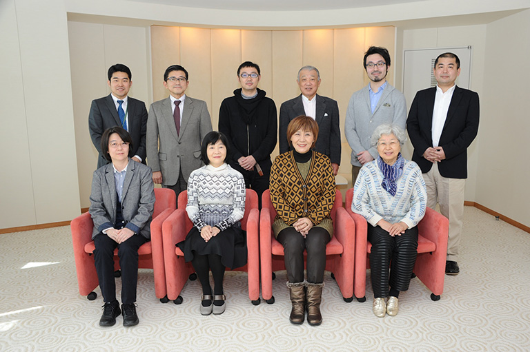 写真：研究会委員と笹川陽平会長