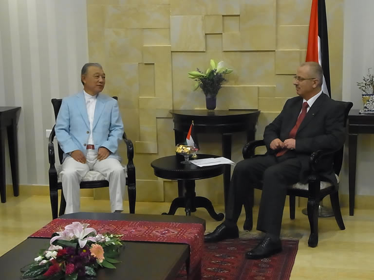 写真：パレスチナ自治政府のハムダッラー首相と会談する日本財団の笹川陽平会長