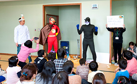 写真:劇を見る子どもたち