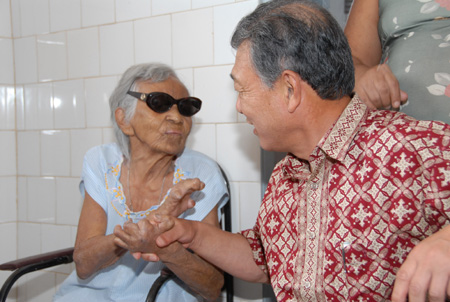 写真：回復者の女性と交流する笹川陽平会長