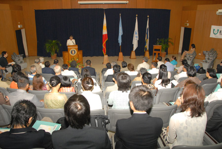 写真：笹川陽平会長のスピーチを聞く入学式参加者
