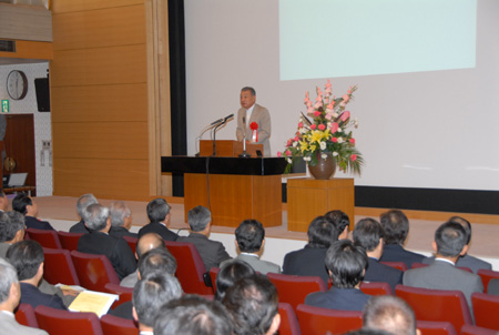 写真：スピーチする日本財団の笹川陽平会長