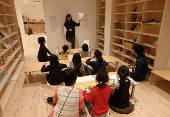 写真:「第三の居場所」で交流する子どもたちとスタッフ