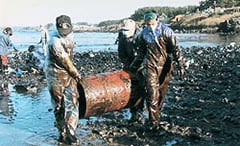 写真:重油回収作業の様子