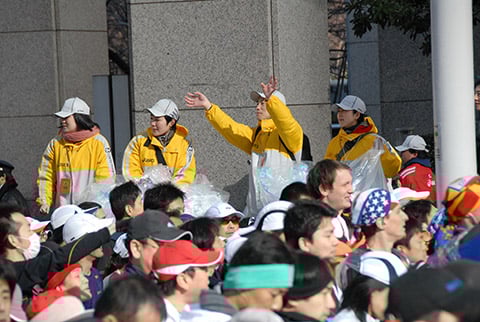 写真:東京マラソンで活動するボランティアリーダーたち
