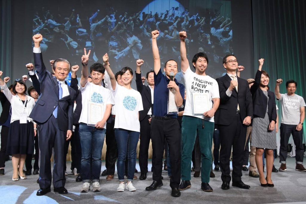 写真:ポーズを取る参加者たち