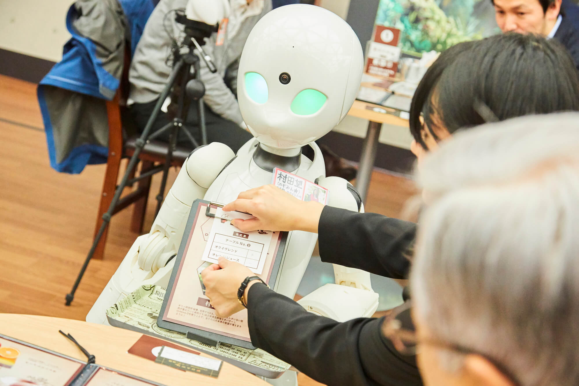 写真:お客さまから注文をとるオリヒメディー