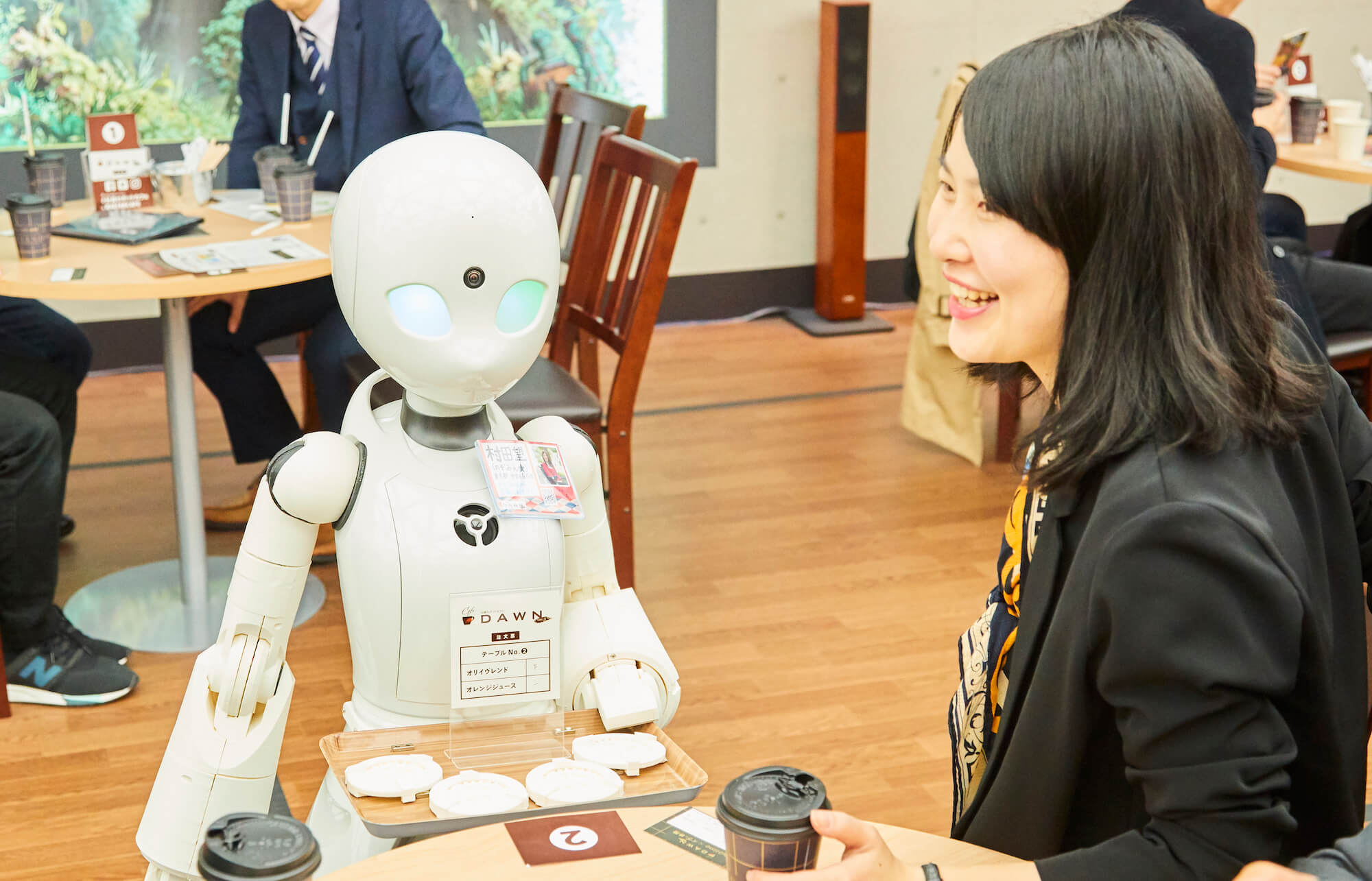 写真:取材記者を接客するオリヒメディー