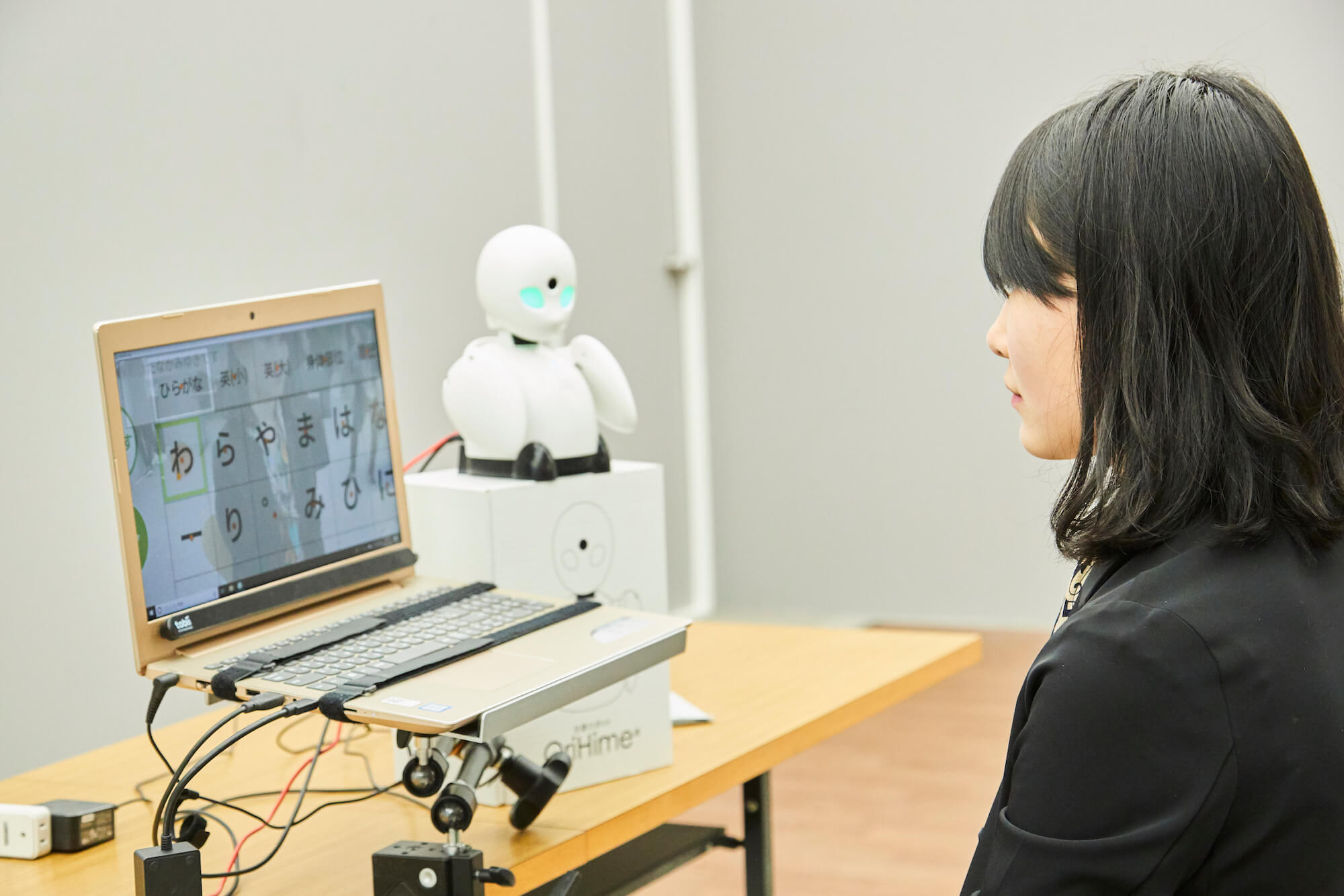 写真:パソコンを使ってオリヒメアイを体験中の取材記者