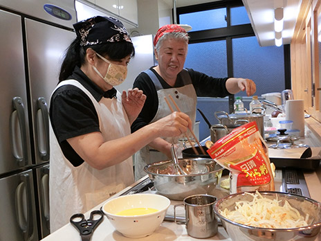 写真:夕食を調理するスタッフたち