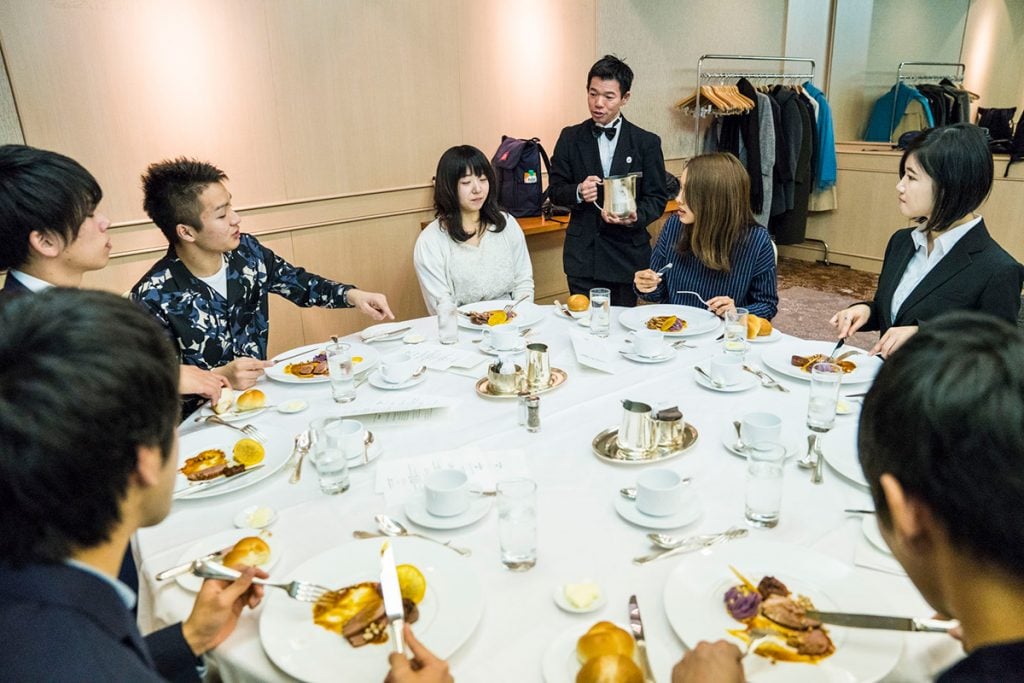 写真：テーブルマナーを学ぶ奨学生たち