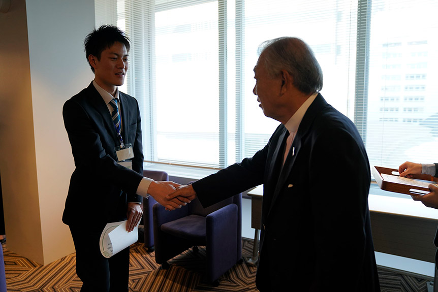 写真:夢の奨学金認定証を受け取り、笹川陽平・日本財団会長と握手する3期生