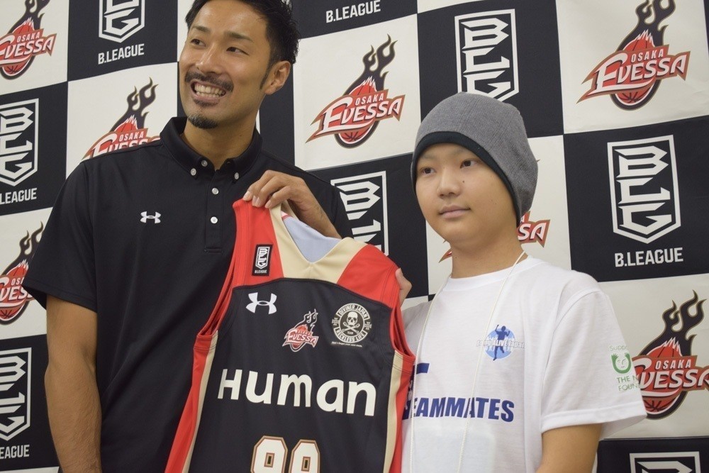 写真:ユニフォームを受け取る森川遥翔くん