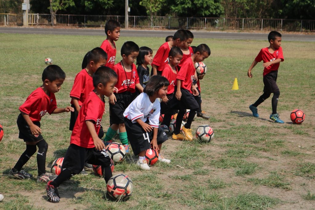 写真:サッカーをする子どもたち