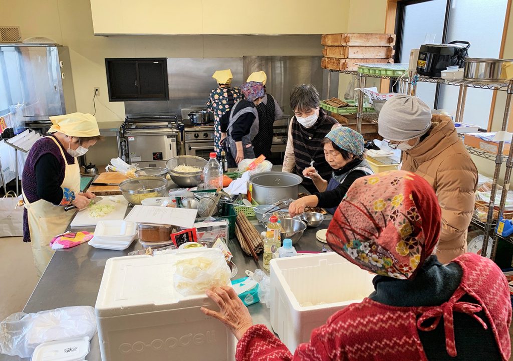 写真:女性スタッフが中学生用の食事をつくる様子(1月28日、県NPOセンター提供)