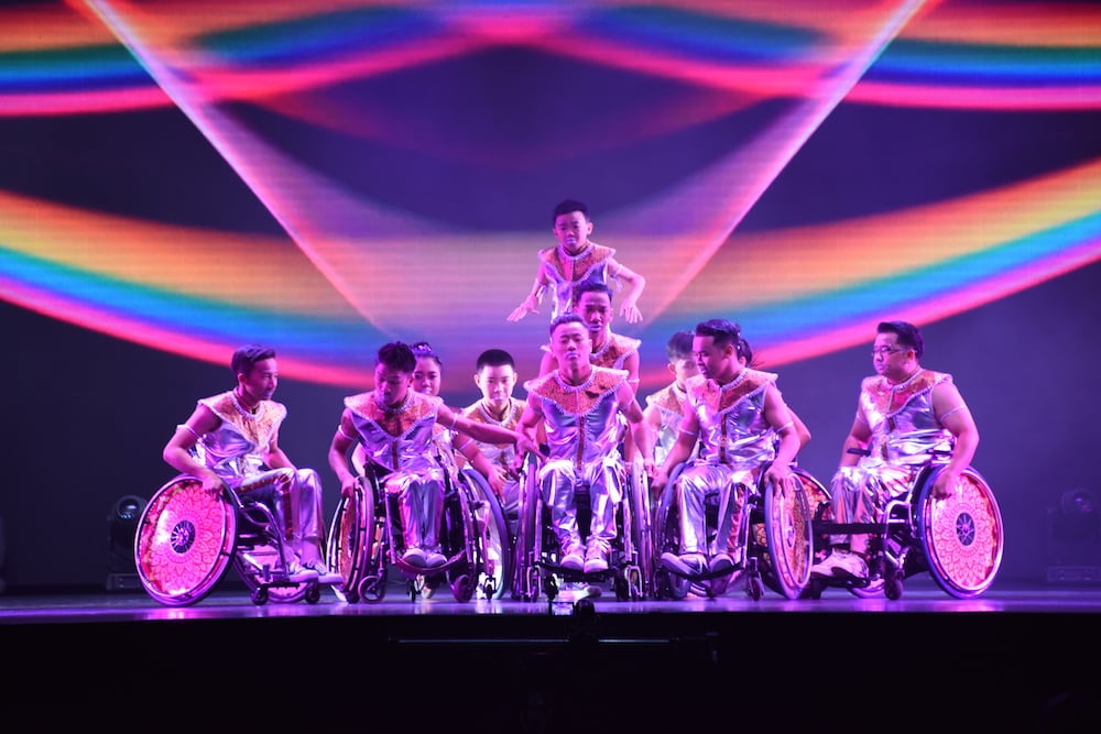 写真:2018年3月にシンガポールで開催された「アジア太平洋障害者芸術祭〜True Colours〜」で公演する車椅子ダンスチーム