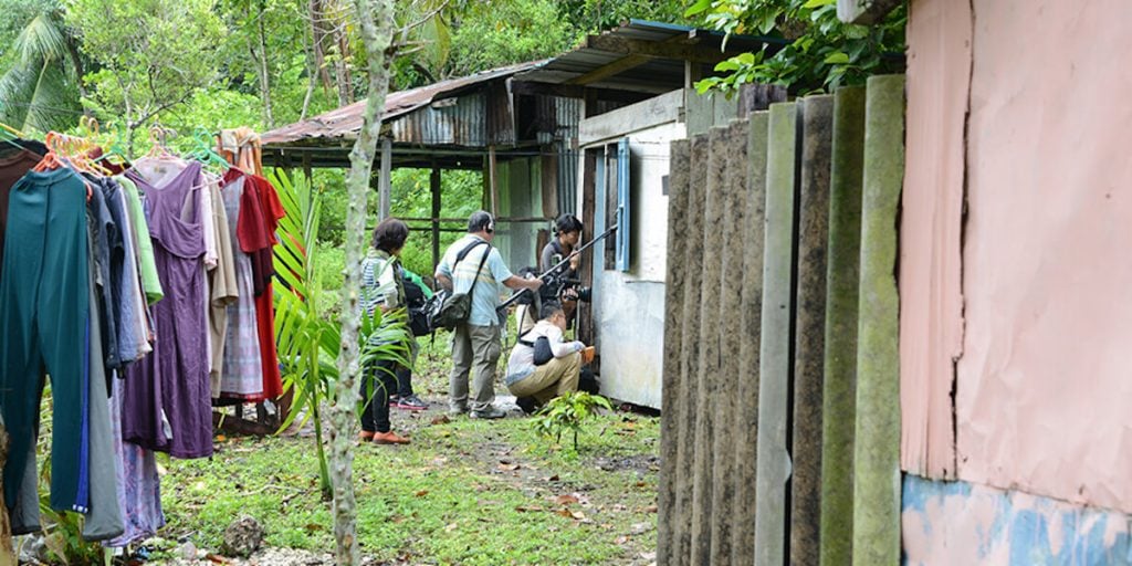 写真:ハンセン病回復者宅に訪れ、回復者を撮影するスタッフ