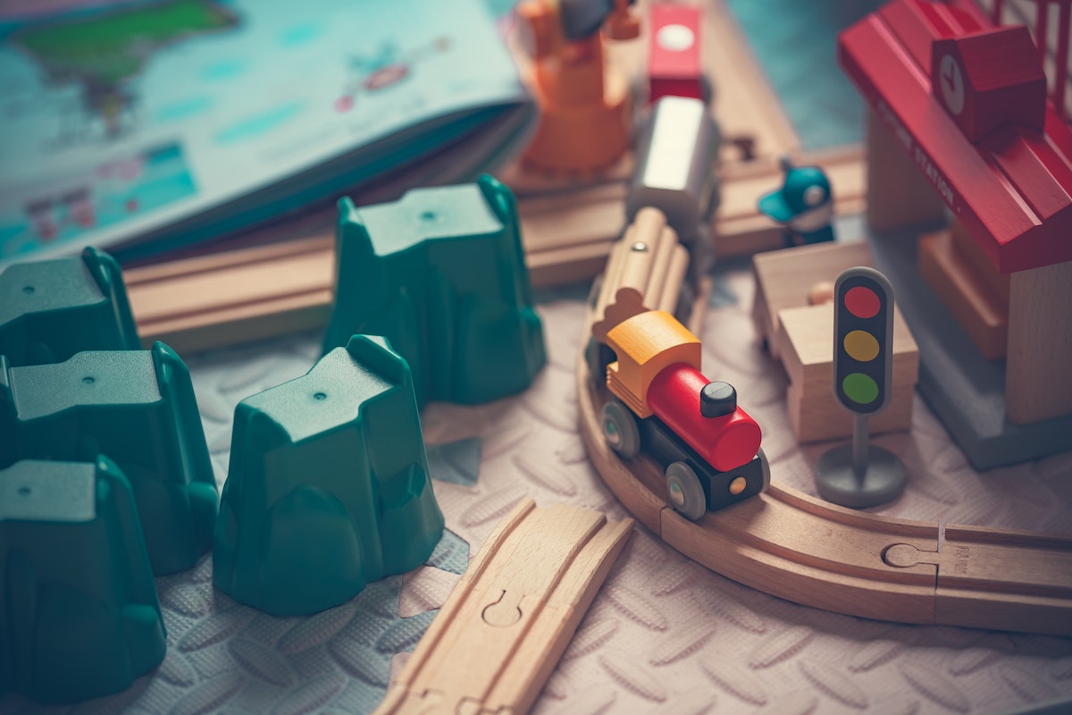 写真:電車の木のおもちゃ