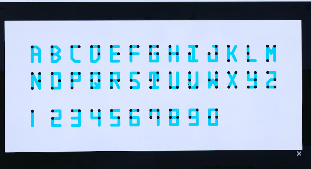 写真:ディスプレイに表示されたアルファベットと数字の点字