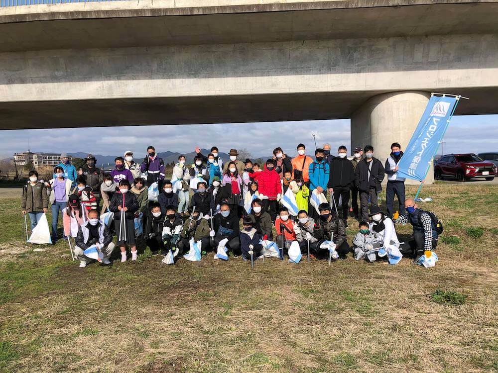 写真:プロジェクト保津川のごみ拾いイベントに参加した企業の方たち