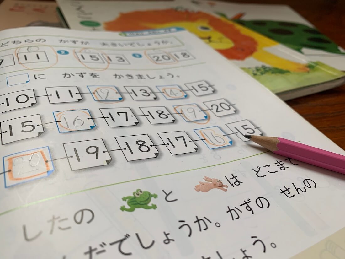 写真:机に並ぶ宿題帳