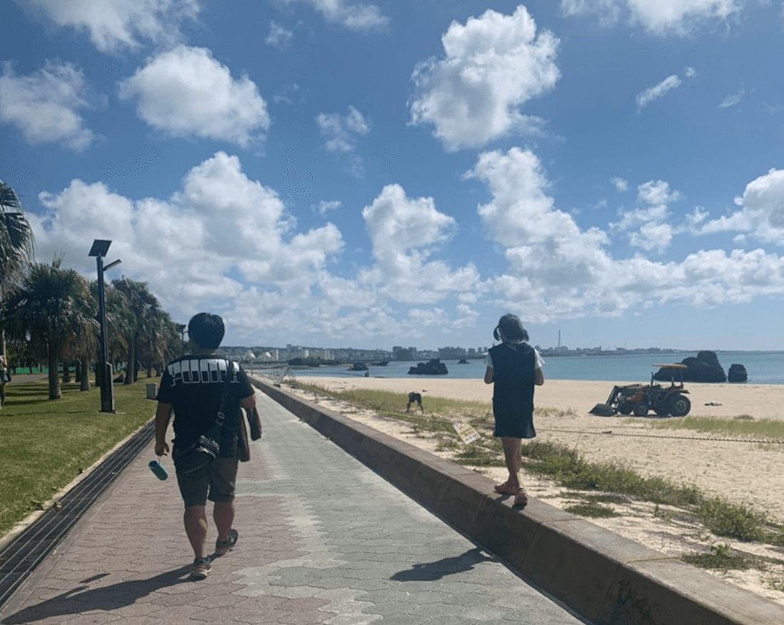 写真:海岸に面した道を歩く子どもたち