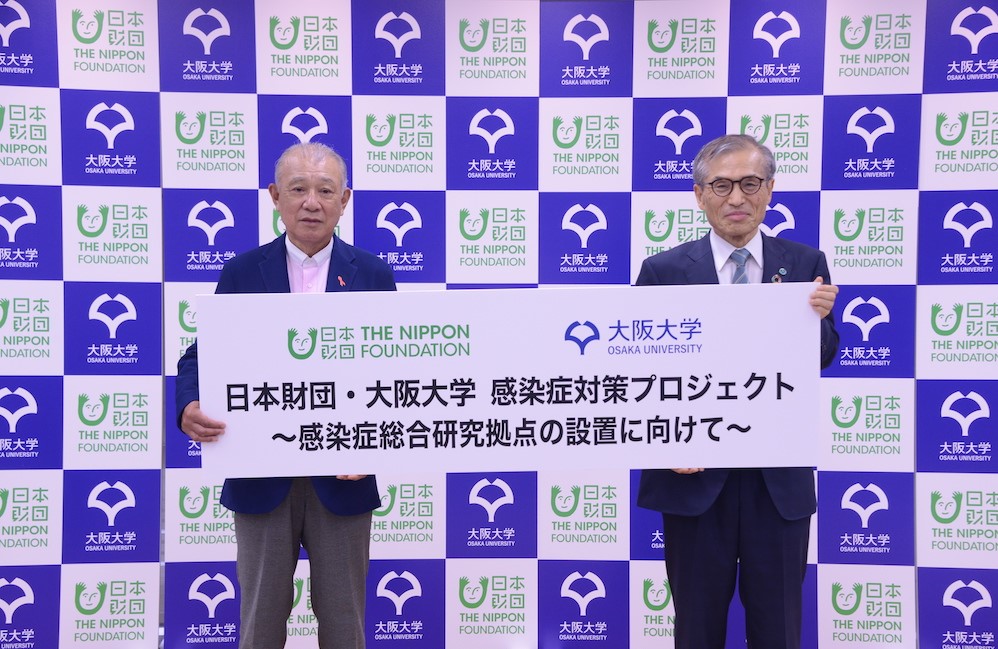 写真:共同記者発表会の様子(左:当財団会長 笹川陽平 右:大阪大学 総長 西尾章治郎 氏)