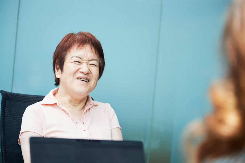 写真:笑顔で質問する奥平さん