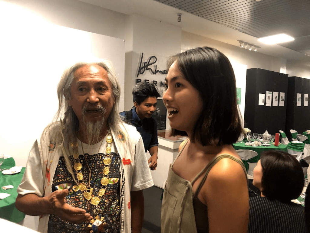 写真:会場でキドラット・タヒミック監督と話すアシュリーさん