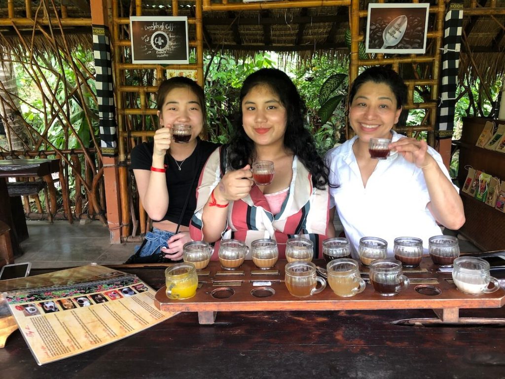 写真:バリ島のカフェでお茶を楽しむジェイミーリエルさんと友人たち