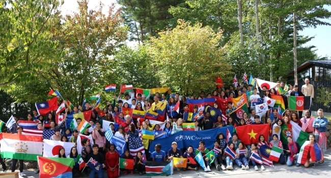 UWC ISAKの生徒たちの集合写真