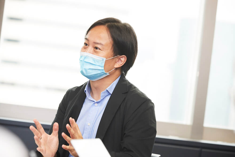 写真: JALグループの皆さんに質問する井筒さん