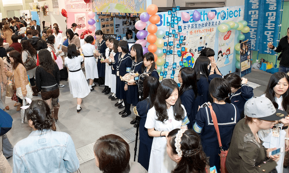 写真:商業施設の中でブースを設けて行われた女子高生たちによる啓発イベントの様子