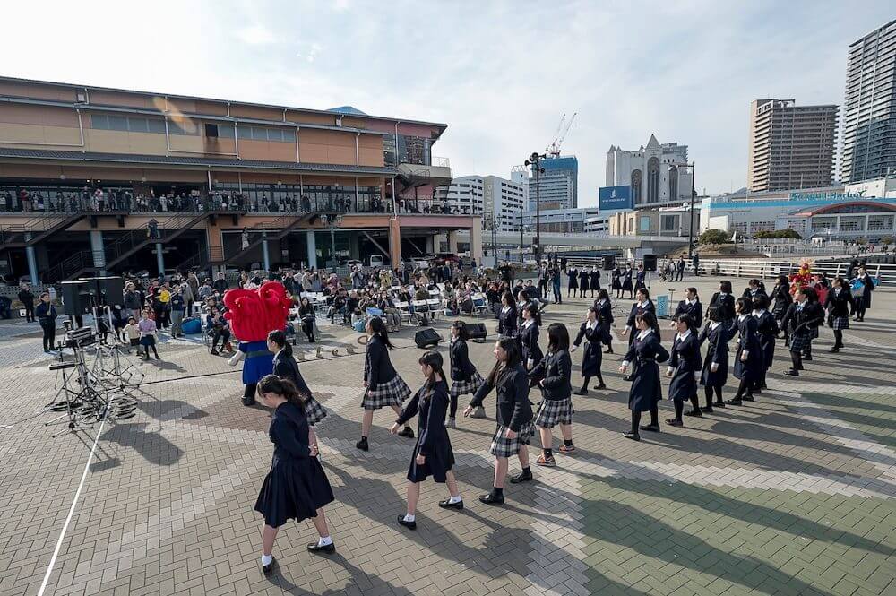 写真:買い物に訪れたたくさんのお客さんの前でダンスパフォーマンスを行う女子高生たち